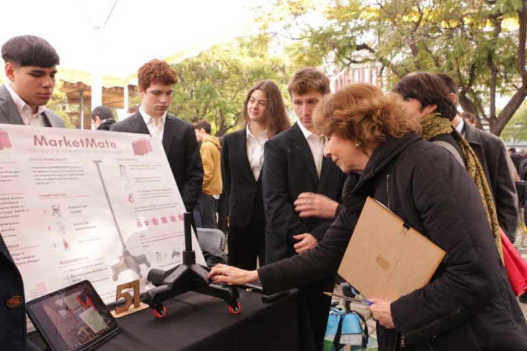 Evento de discusión sobre el envejecimiento en los campus UC con panelistas y audiencia.